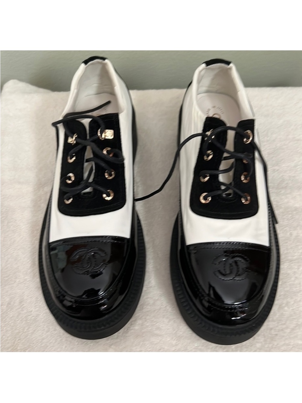 CC Logo Chanel Black And Cream Oxford Shoe With Lace-up Front Size 8